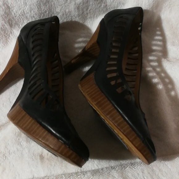 Heels - Picture 2 of 4